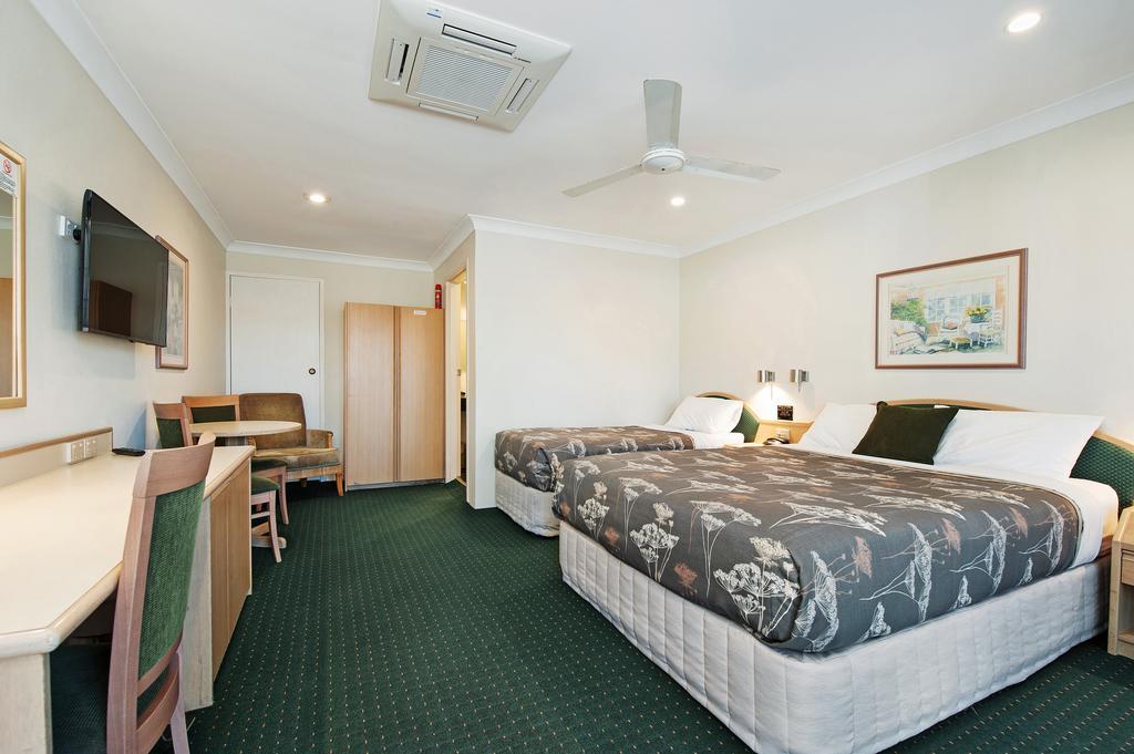 Colonial Terrace Motor Inn Raymond Terrace Exterior foto