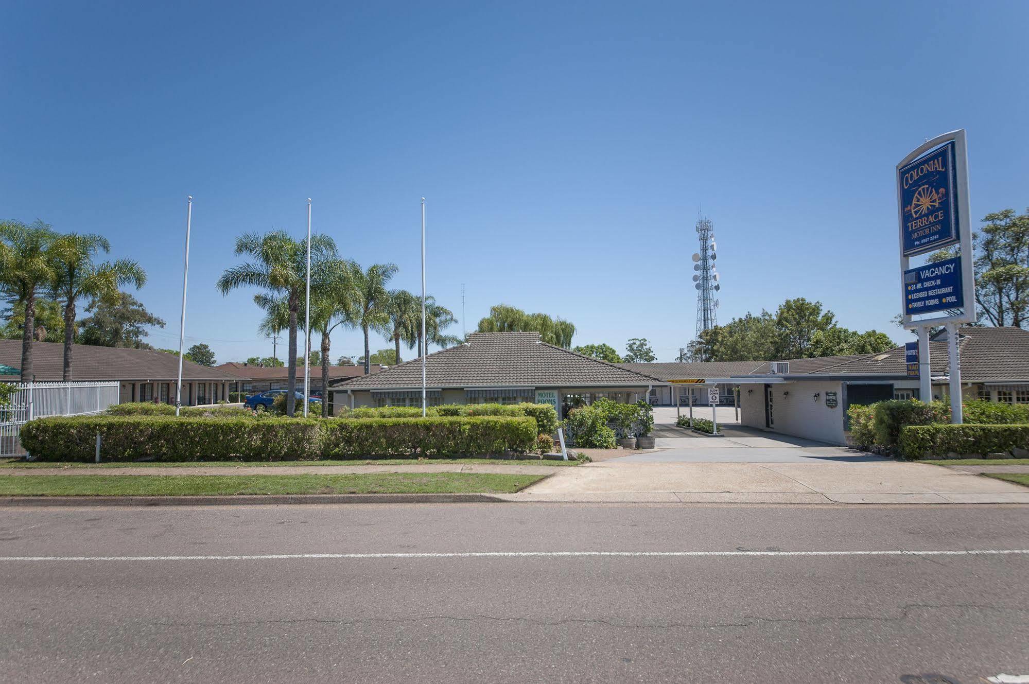 Colonial Terrace Motor Inn Raymond Terrace Exterior foto